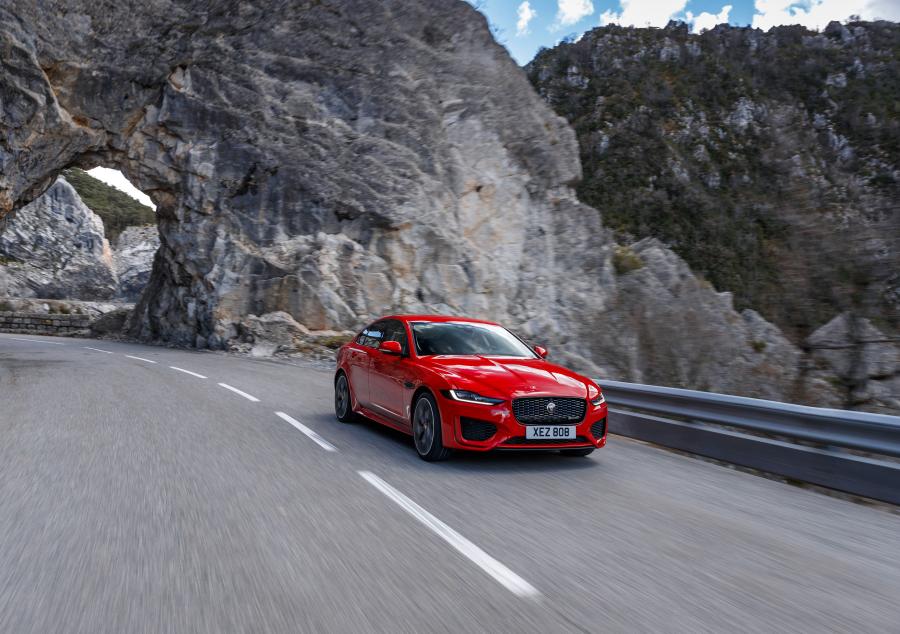  Jaguar XE P300 R-Dynamic 2019 года  (WW) (фото 28 из 51)